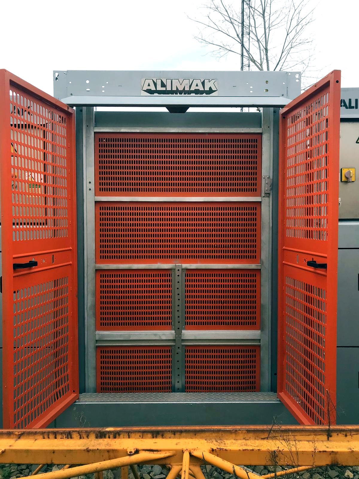 Кабина подъёмника Alimak Scando 450 DOL с открытой дверью